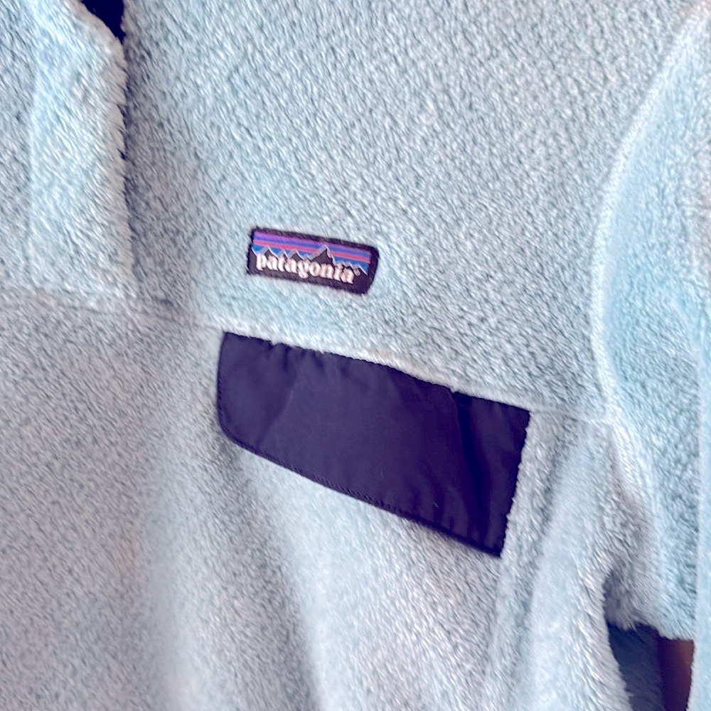 PATAGONIA Light Blue synchilla Fleece Pullover w/navy blue accents. - Picture 3 of 5